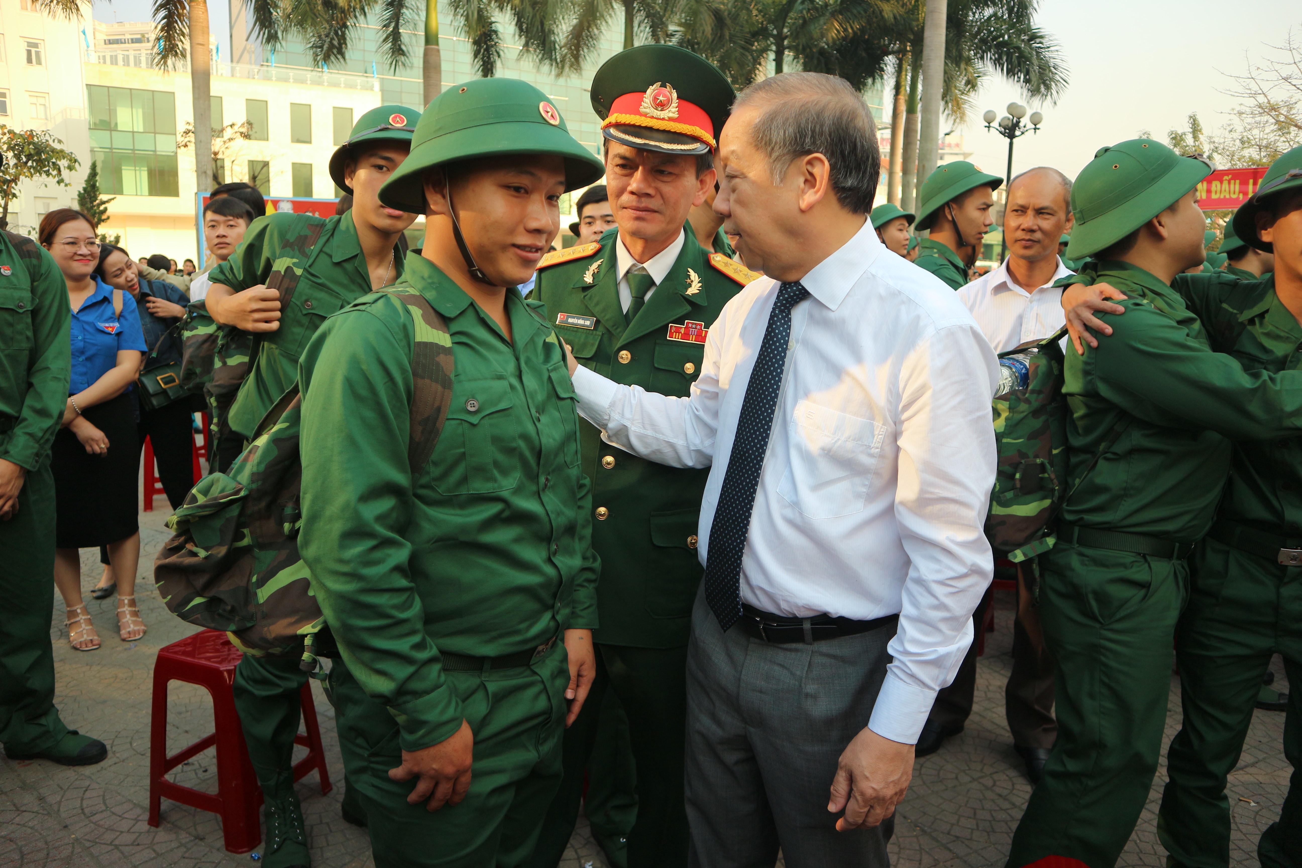 Chủ tịch UBND tỉnh Phan Ngọc Thọ trực tiếp đến thăm và động viên các thanh niên lên đường nhập ngũ.