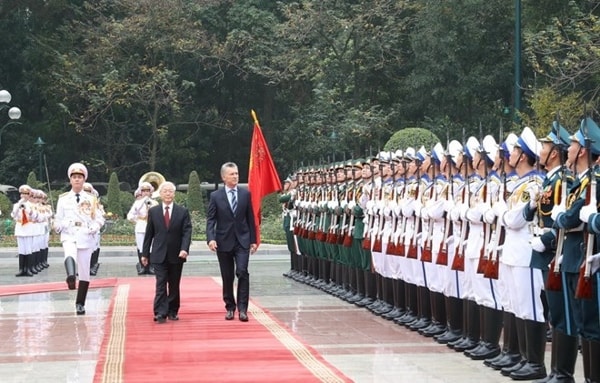 Tổng Bí thư, Chủ tịch nước Nguyễn Phú Trọng và Tổng thống Argentina Mauricio Macri duyệt đội danh dự Quân đội Nhân dân Việt Nam. Ảnh: TTXVN