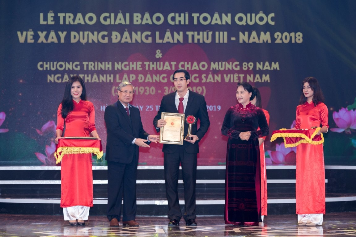 Nhà báo Lê Hải nhận giải A Giải Búa liềm vàng năm 2018.