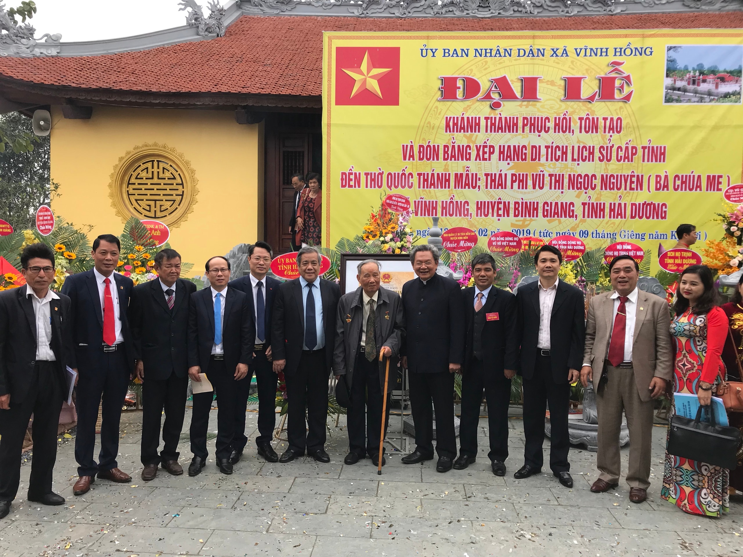 Các đại biểu về dự lễ khánh thành chụp ảnh lưu niệm.