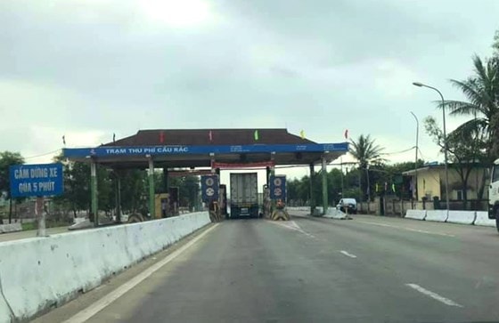Sáng 21/2, Barie trạm thu phí Cầu Rác đã được kéo lên xả trạm, tạm dừng thu phí. Ảnh PV