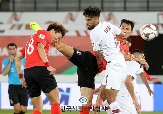 Khoảnh khắc tiền đạo Hwang Ui-jo bị đá vào đầu được phóng viên Kim ghi lại.