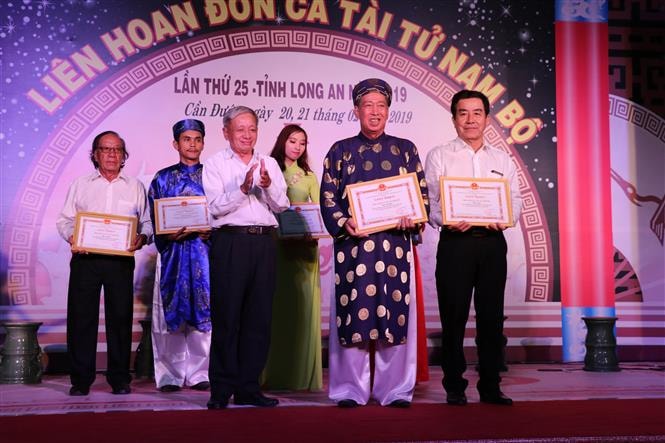 Ban tổ chức trao giải cho các đoàn và các tiết mục đạt giải. Ảnh: Bùi Giang - TTXVN
