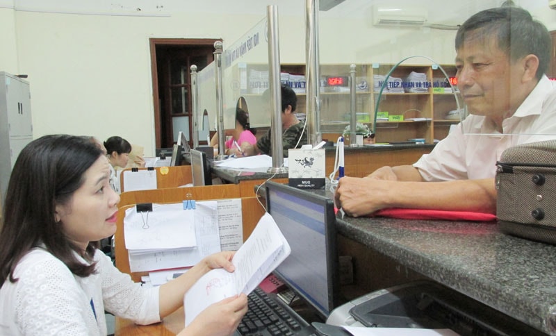 Làm thủ tục hành chính tại bộ phận một cửa BHXH Hà Nội. Ảnh: TL
