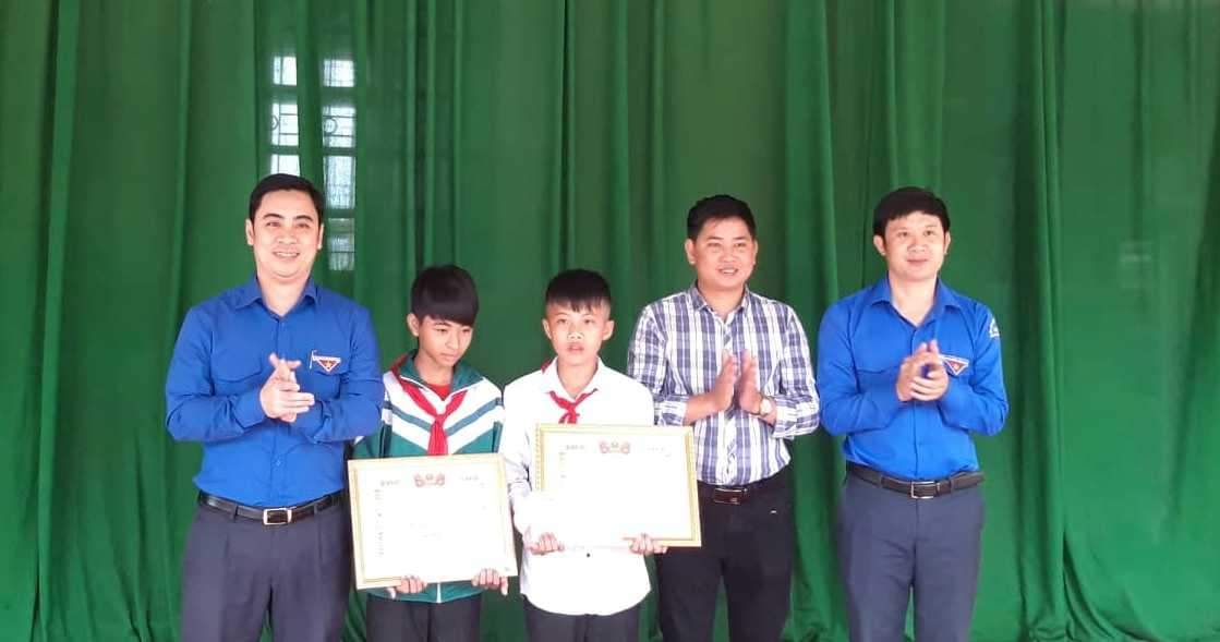 Tỉnh đoàn - Hội đồng Đội tỉnh Hà Tĩnh, Báo Thanh niên trao bằng khen và phần thưởng 2 suất quà trị giá 20 triệu đồng cho hai em. Ảnh T.K