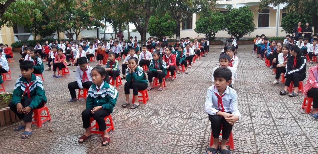 Hành động dũng cảm cứu người của hai em Chương và Anh sẽ nhân rộng tấm gương tới các học sinh trong toàn trường. Ảnh T.K