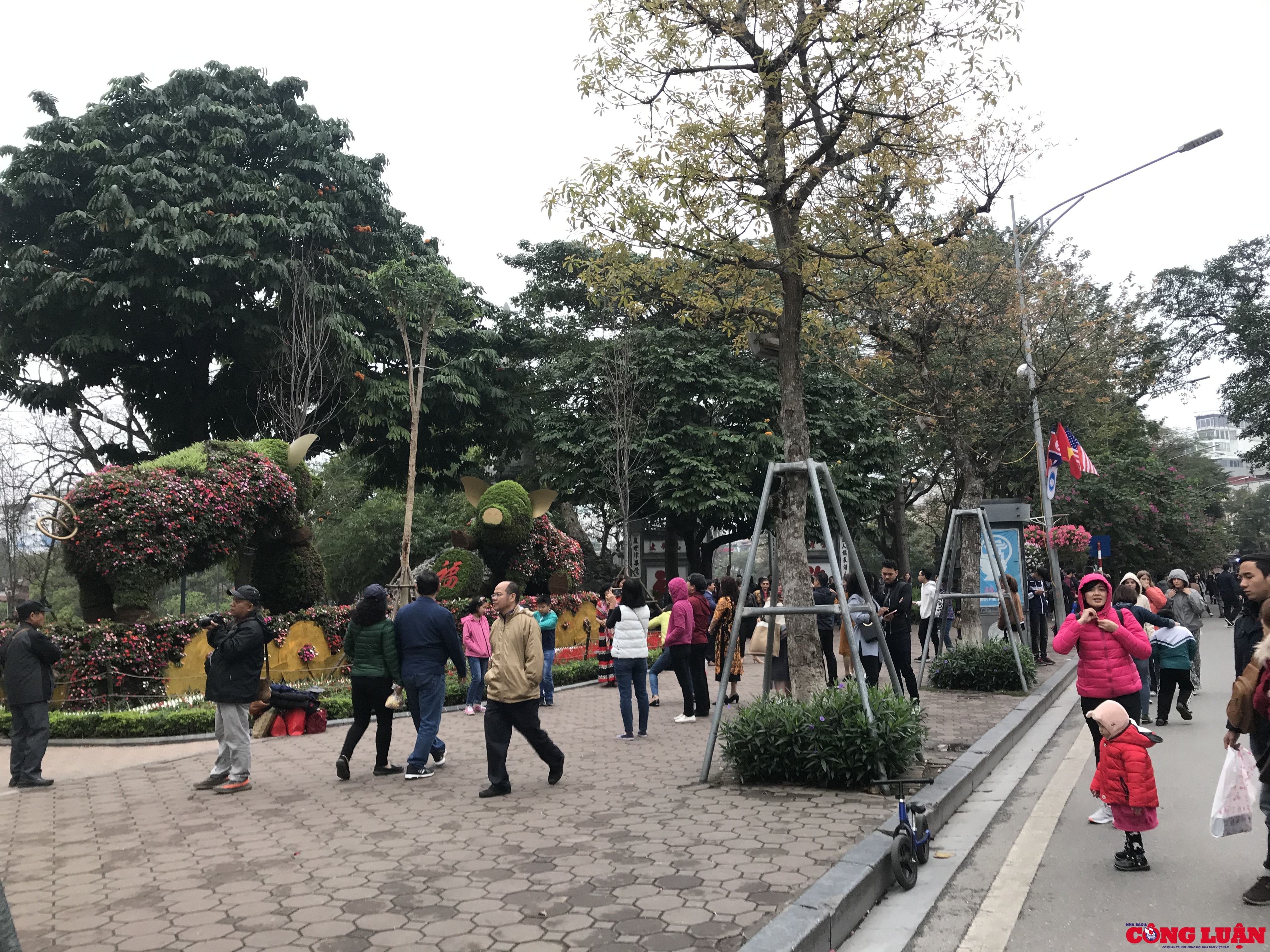 Hình ảnh trang trí đường phố tại khu vực Hồ Gươm