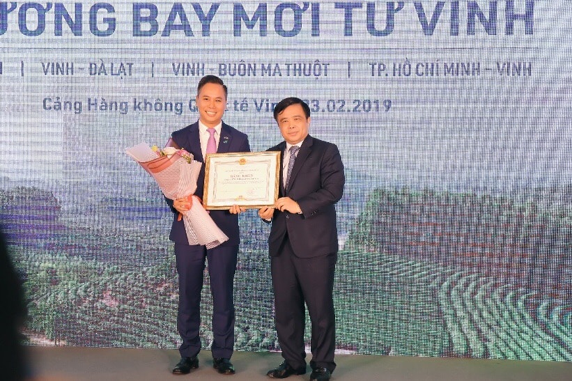 Ông Huỳnh Thanh Điền - Phó Chủ tịch UBND tỉnh Nghệ An trao bằng khen cho Bamboo Airways