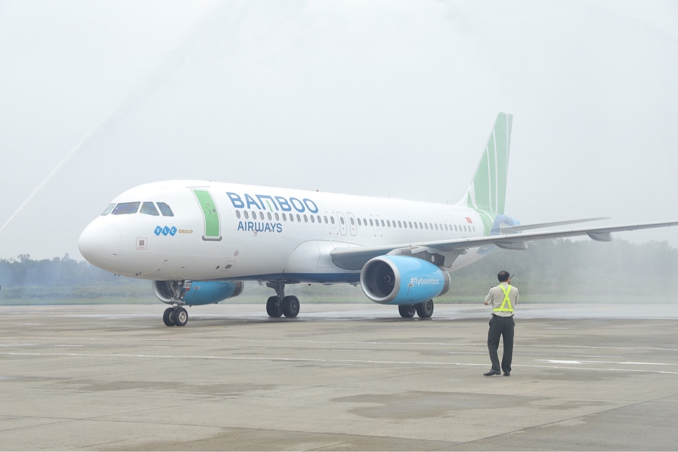 Nghi lễ phun vòi rồng trang trọng chào đón chuyến bay Hà Nội - Vinh của Bamboo Airways