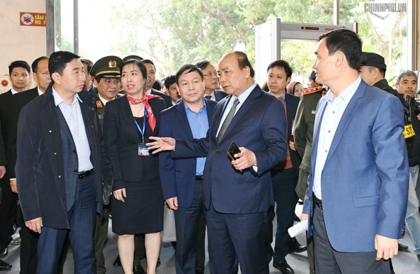 Thủ tướng kiểm tra Trung tâm báo chí. Ảnh VGP