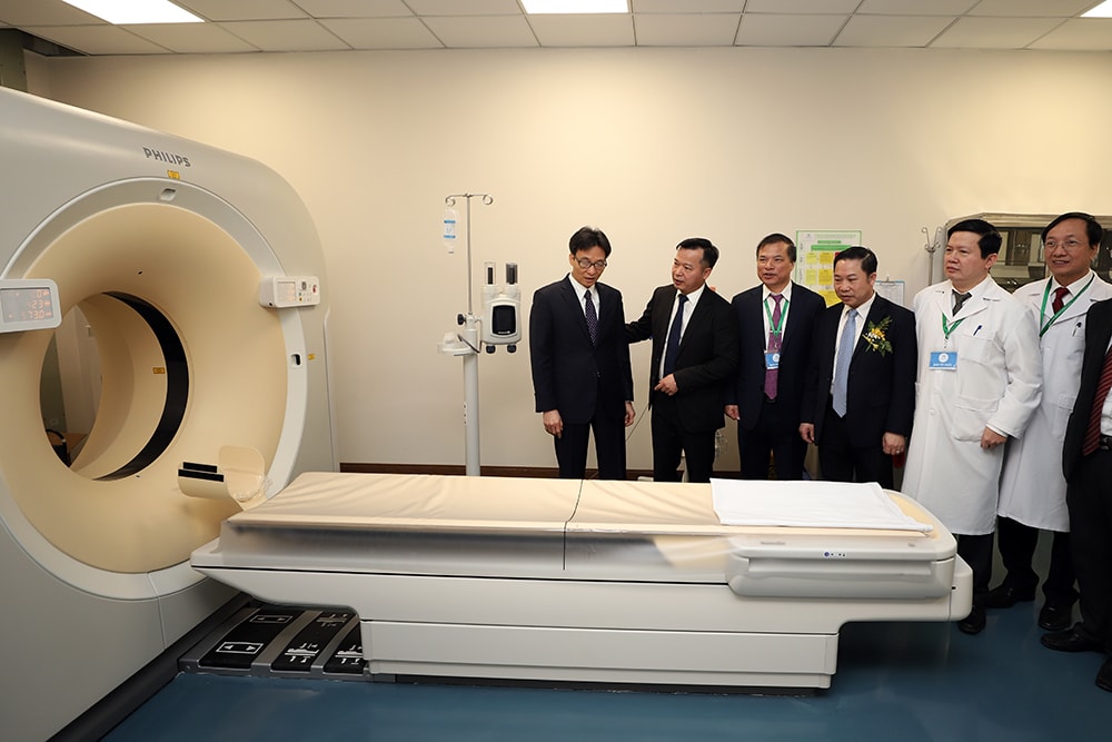 Phó Thủ tướng Vũ Đức Đam thăm cơ sở vật chất của Bệnh viện đa khoa Phương Đông. Ảnh: VGP