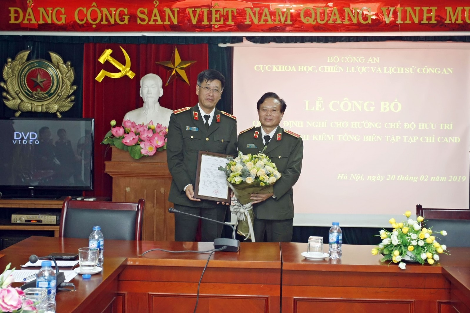 Thiếu tướng Đỗ Lê Chi trao quyết định của Bộ trưởng Bộ Công an về việc bổ nhiệm Tổng Biên tập Tạp chí CAND cho Thiếu tướng Nguyễn Hồng Thái. Ảnh: PV