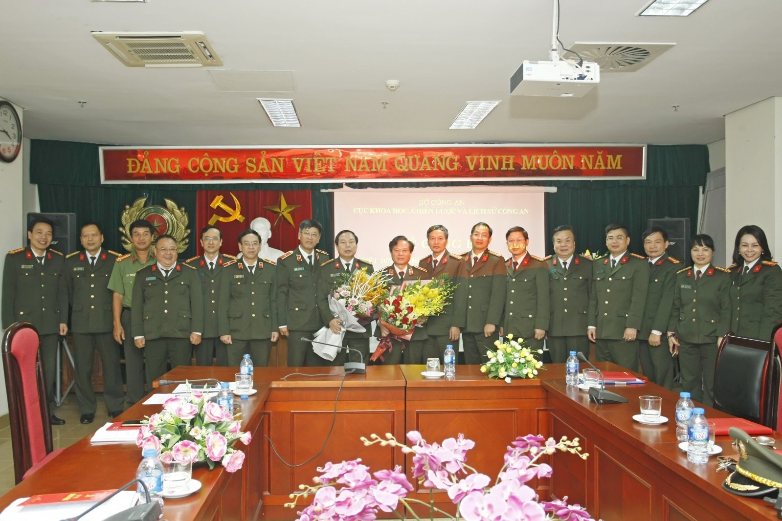 Ban Biên tập, lãnh đạo Tạp chí CAND chúc mừng tân Tổng Biên tập. Ảnh: PV