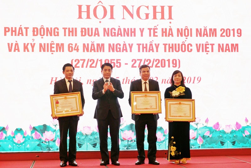 Chủ tịch UBND TP Hà Nội trao tặng Huân chương Lao động hạng Ba cho Giám đốc Bệnh viện Phụ sản Hà Nội và Bằng khen Thủ tướng Chính phủ cho 2 cá nhân khác. Ảnh: KTĐT