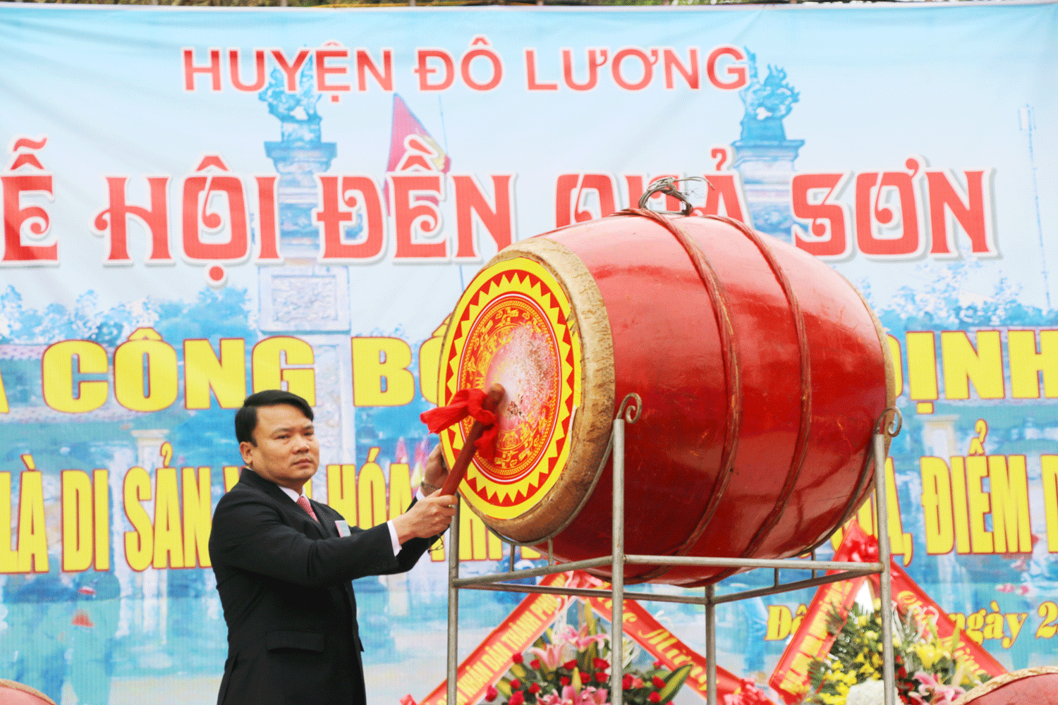 Chủ tịch UBND huyện Đô Lương Phùng Thành Vinh đánh trống khai hội. Ảnh: Hữu Hoàn