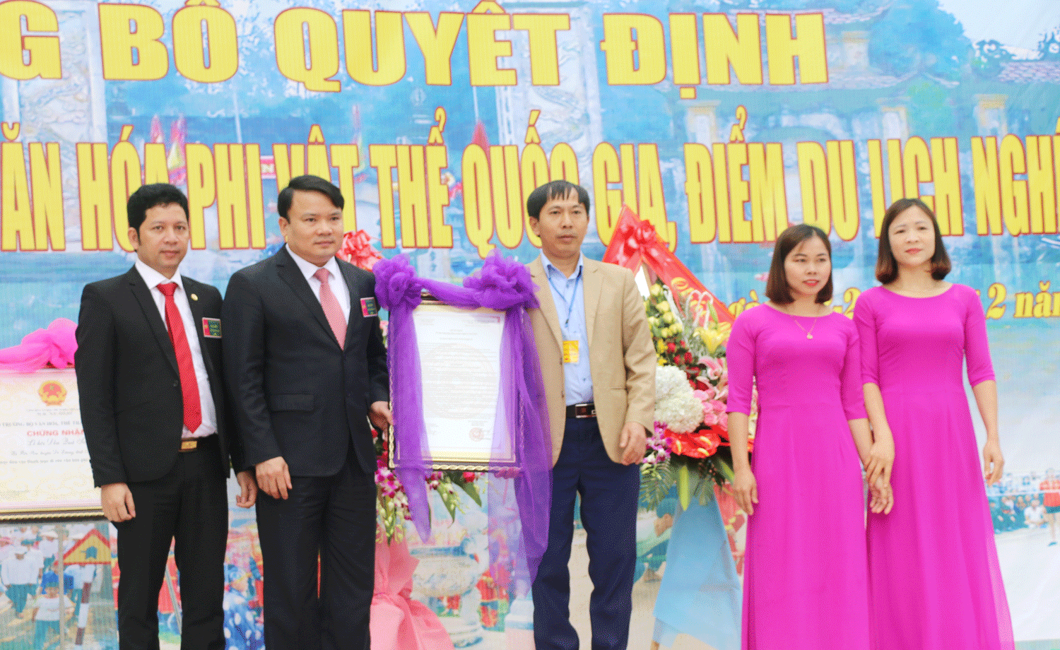 Lãnh đạo Sở Du lịch Nghệ An trao Quyết định công bố đền Quả Sơn là điểm du lịch Nghệ An Ảnh: Hữu Hoàn.