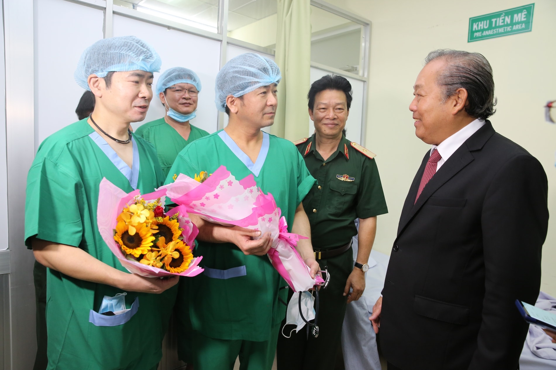 Phó Thủ tướng Thường trực Trương Hòa Bìnhtrò chuyện với các chuyên gia phẫu thuật lồng ngực thuộc Trung tâm Y tế toàn cầu Nhật Bản đến chuyển giao kỹ thuật phẫu thuật lồng ngực cho Bệnh viện Quân y 175. Ảnh: VGP