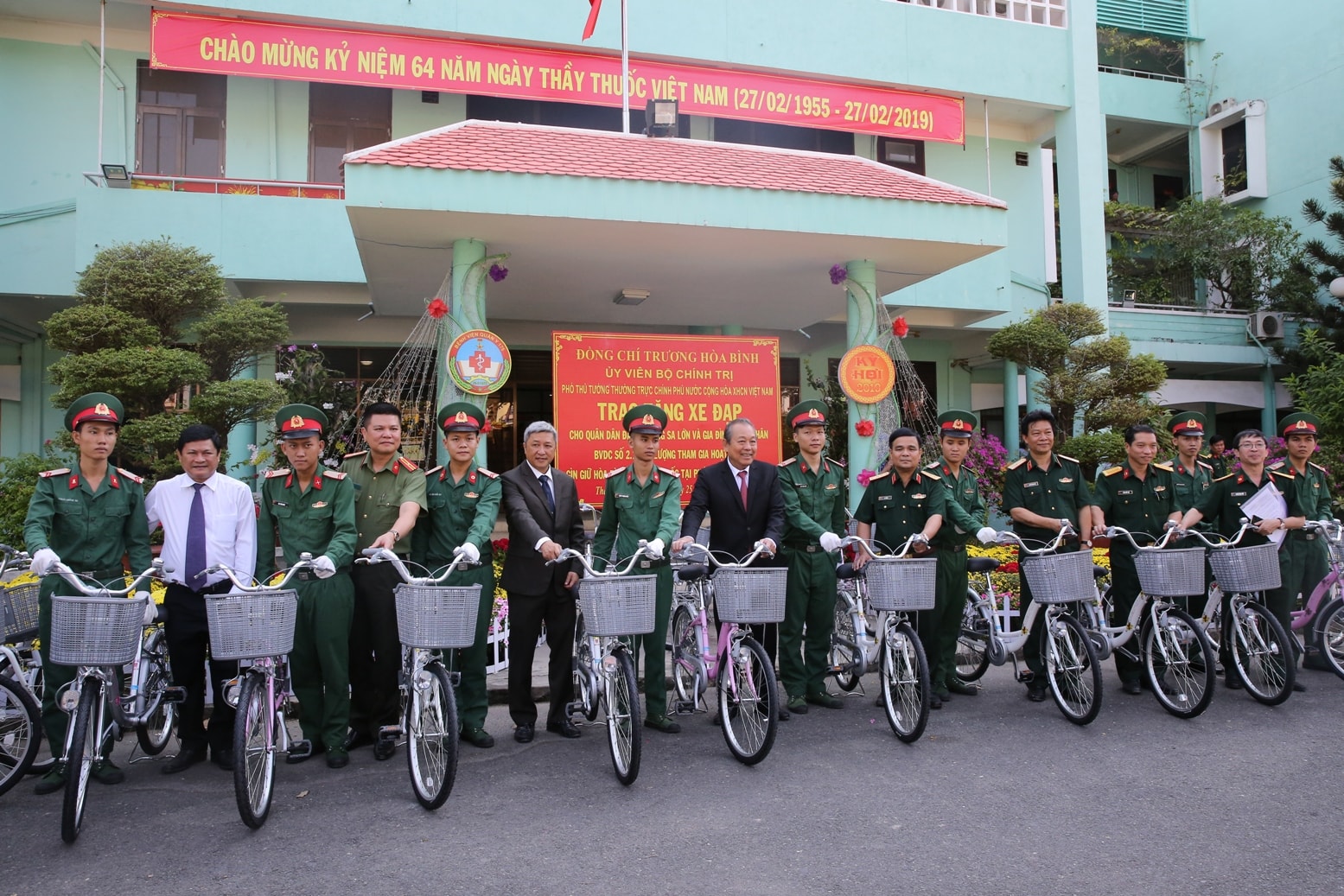 Phó Thủ tướng Thường trực Trương Hòa Bình trao tặng 50 chiếc xe đạp cho quân dân đảo Trường Sa lớn và gia đình và gia đình các quân nhân của Bệnh viện dã chiến số 2.1 thực hiện nhiệm vụ tại Nam Sudan. Ảnh: VGP
