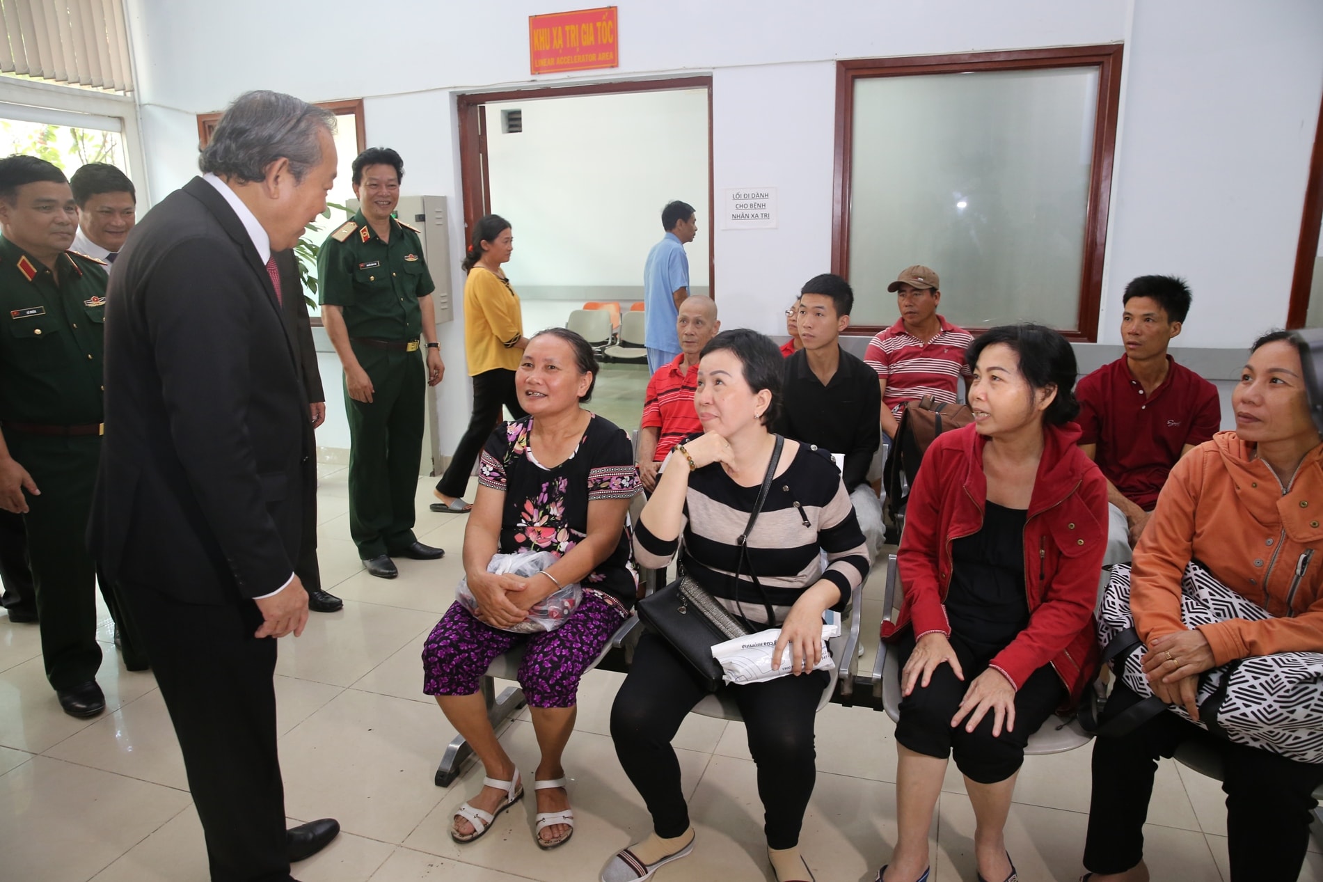 Phó Thủ tướng Thường trực Trương Hòa Bình thăm hỏi bệnh nhân tại Trung tâm Ung bướu, Bệnh viện Quân y 175. Ảnh: VGP