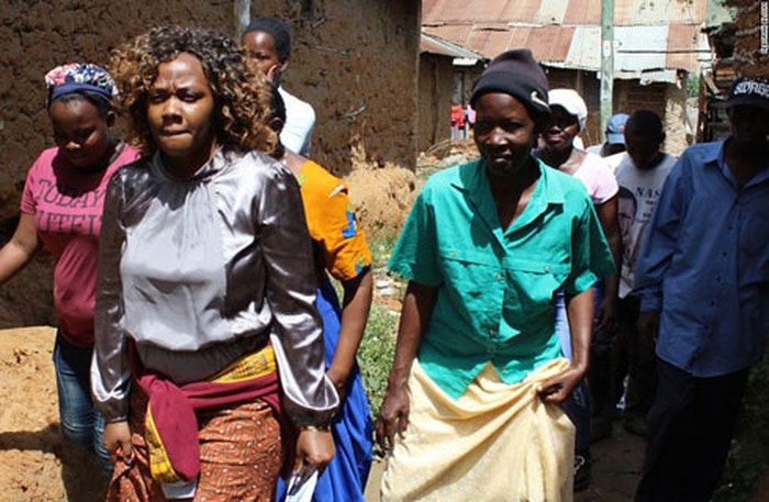 Phyllis Omido khảo sát quanh làng Owino Uhuru, nơi người dân bị ảnh hưởng bởi ô nhiễm chì