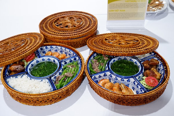 Một suất cơm với nhiều món được bày trí bắt mắt