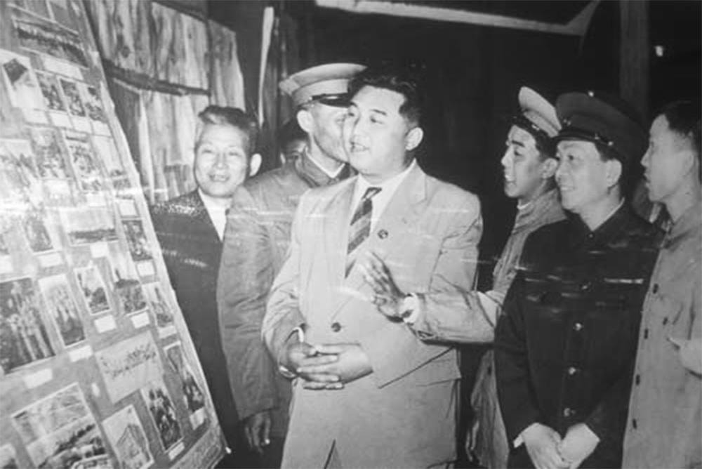Nhà lãnh đạo Triều Tiên Kim Nhật Thành tham quan bảo tàng Lịch sử Quân sự Việt Nam khi đến thăm Hà Nội năm 1958. Ảnh: T.L