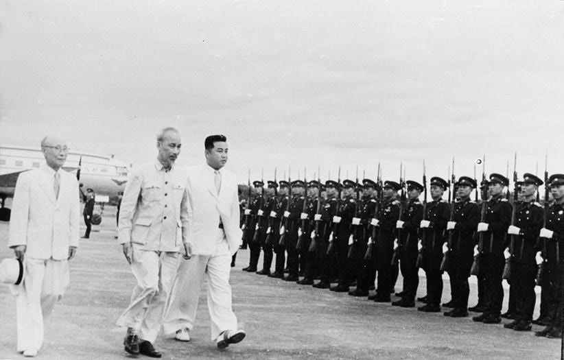 Lễ đón Chủ tịch Hồ Chí Minh dẫn đầu Đoàn đại biểu Đảng, Chính phủ Việt Nam thăm hữu nghị CHDCND Triều Tiên được tổ chức trọng thể tại sân bay quốc tế Sunan, Bình Nhưỡng. Ảnh: TTXVN