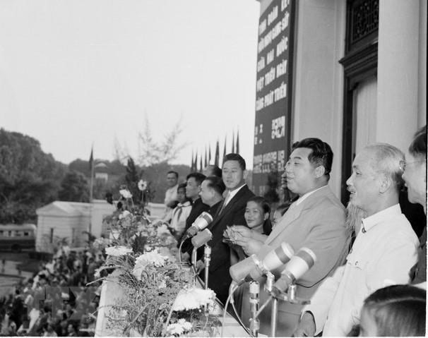 Chủ tịch Hồ Chí Minh và Thủ tướng Kim Nhật Thành tham dự lễ mít-tinh trọng thể của nhân dân thủ đô Hà Nội chào mừng chuyến thăm hữu nghị Việt Nam của Thủ tướng Kim Nhật Thành ngày 29/11. Ảnh: TTXVN.