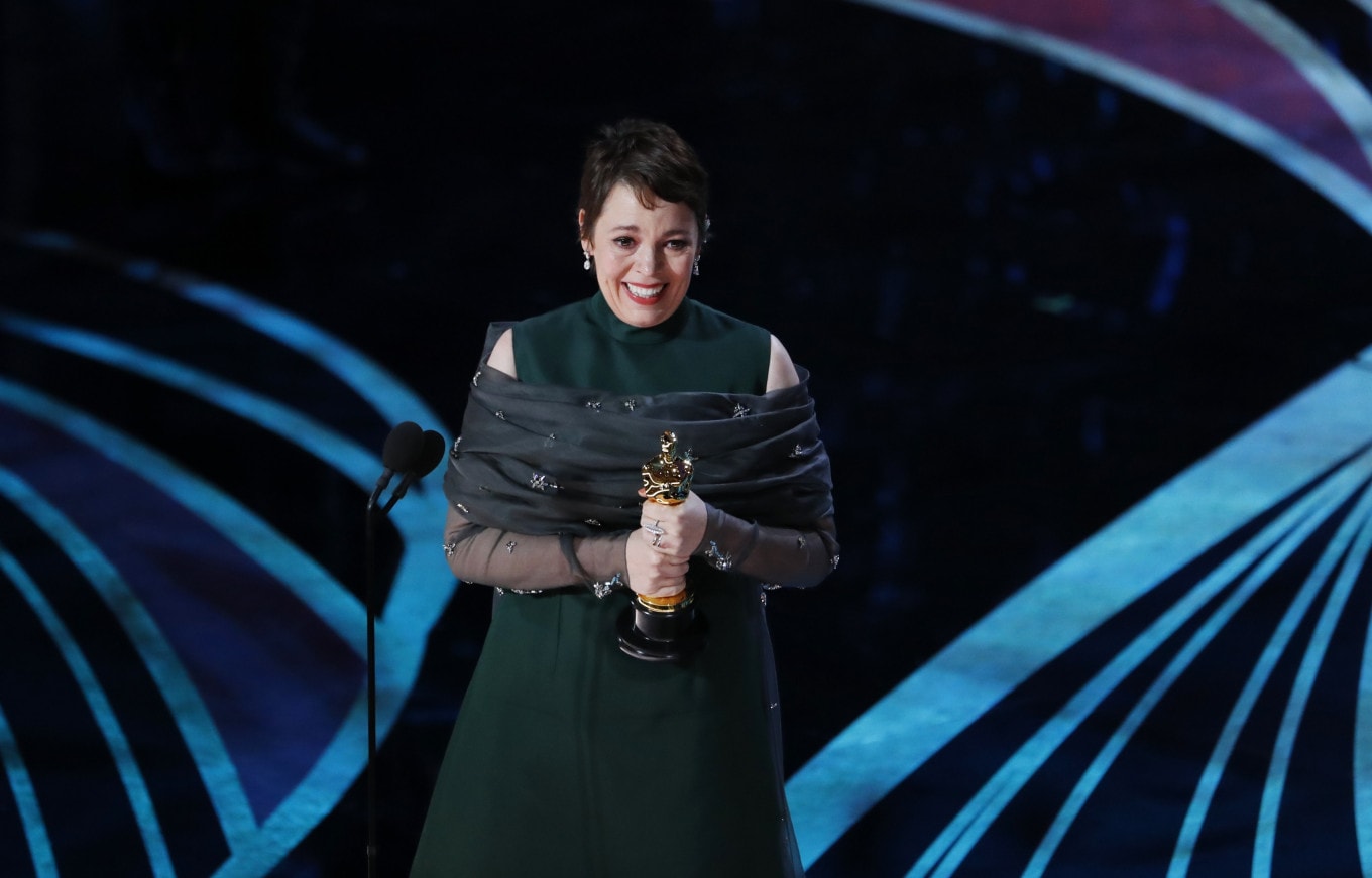 Olivia Colman nhận tượng vàng Oscar. Ảnh: hollywoodreporter.com