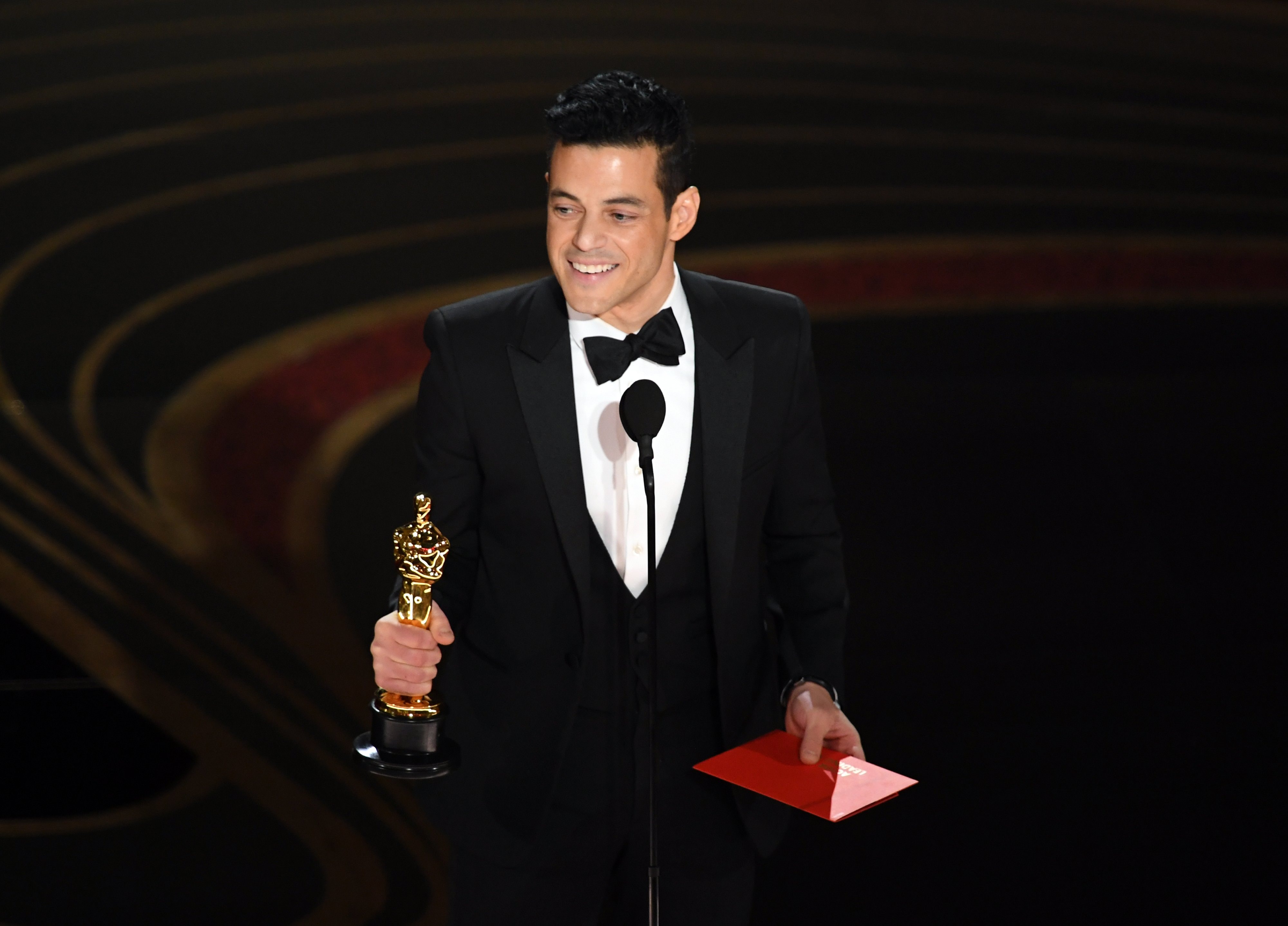 Rami Malek xúc động chia sẻ trên sân khấu đêm trao giải Oscar. Ảnh: oscar.go.com