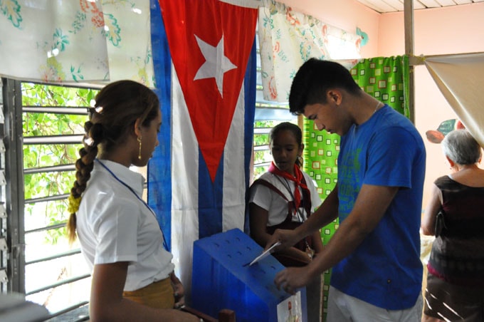 Cử tri Cuba bỏ phiếu thông qua Hiến pháp mới. Ảnh: Cuban News Agency