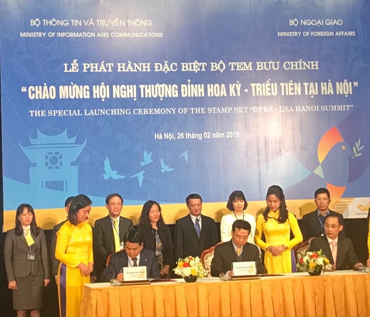 Các đại biểu tham gia lễ ký phát hành bộ tem