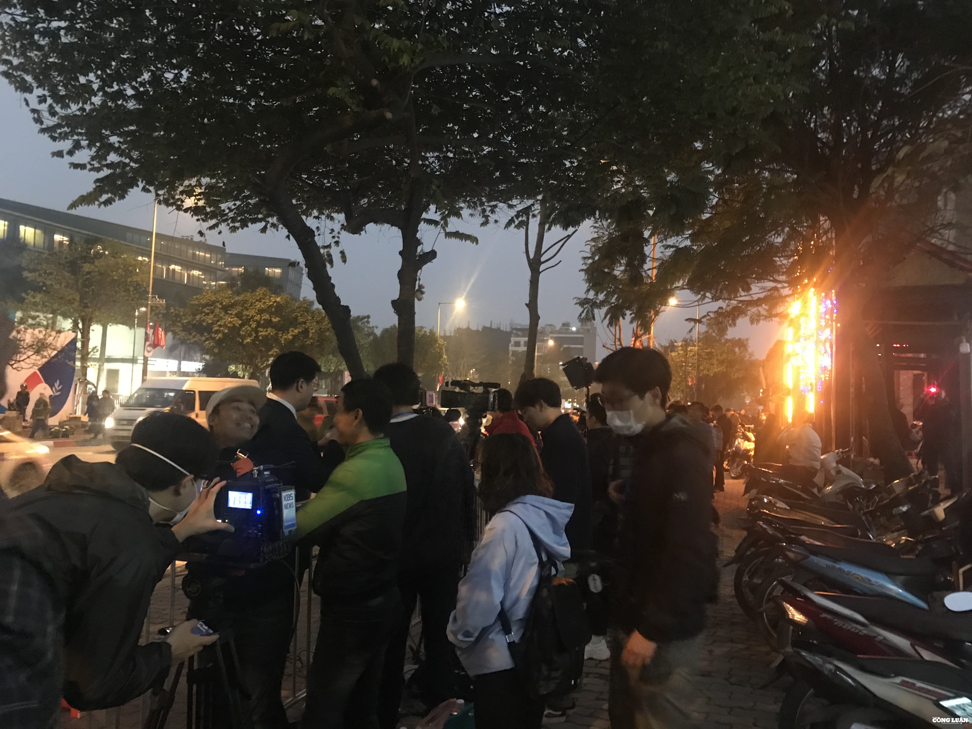 Đông đảo phóng viên đại diện cho các hãng tin, báo, truyền hình, thông tấn của các nước liên tục cập nhật tình hình. Ảnh: N.H