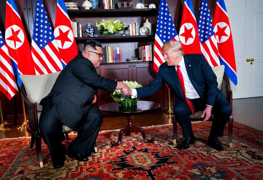 Tổng thống Mỹ Donald Trump và nhà lãnh đạo Triều Tiên Kim Jong Un gặp nhau lần đầu tại Singapore tháng 6/2018. Ảnh: New York Times.