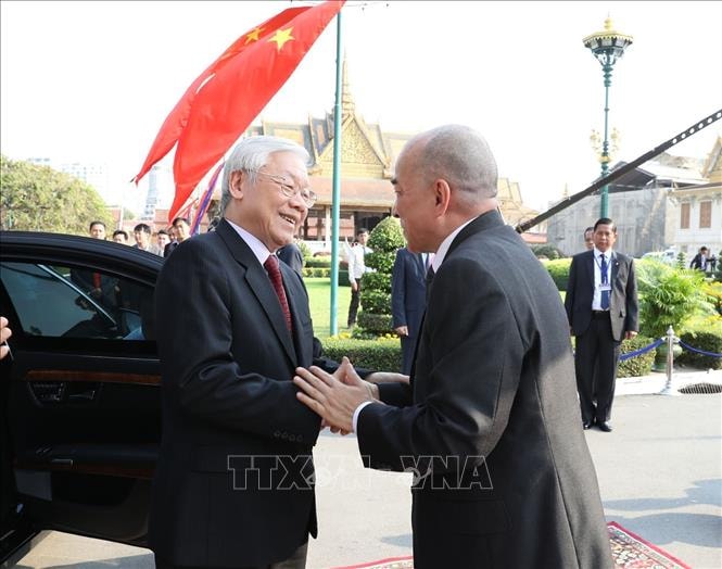 Quốc vương Campuchia Norodom Sihamoni đón Tổng Bí thư, Chủ tịch nước Nguyễn Phú Trọng. Ảnh TTXVN