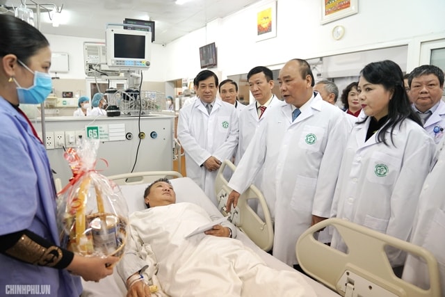 Thủ tướng thăm hỏi bệnh nhân tại Khoa Cấp cứu BV Bạch Mai. Ảnh: VGP