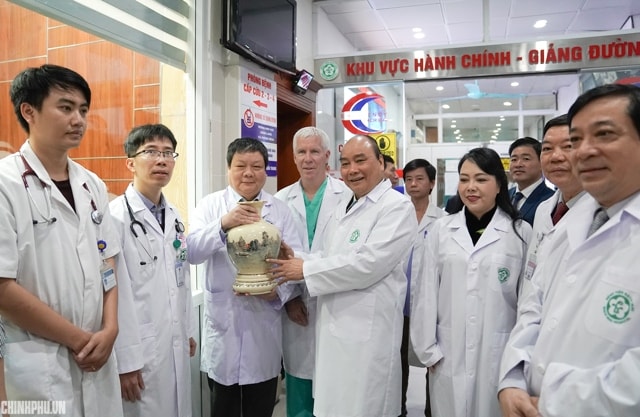 Thủ tướng tặng quà các y, bác sĩ Bệnh viện Bạch Mai. Ảnh: VGP