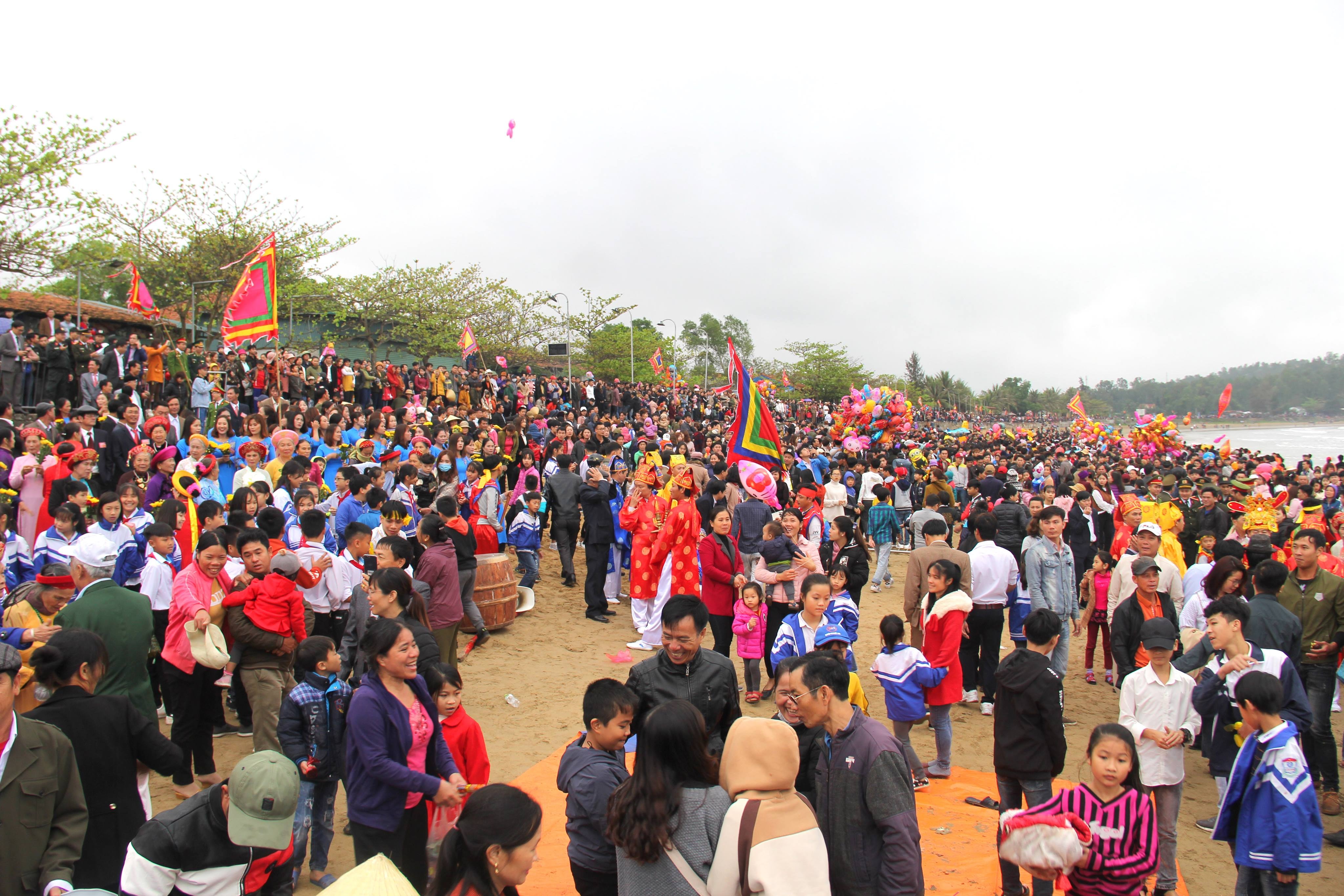 Đông đảo người dân và du khách thập phương cùng tham gia tại Đền Cờn. Ảnh CTV
