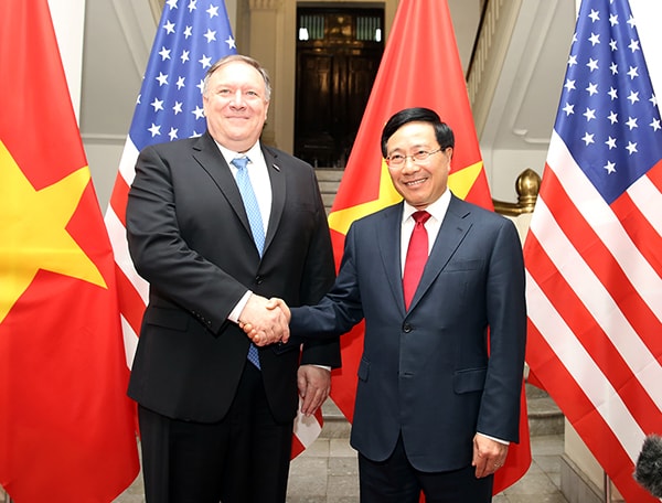 Phó Thủ tướng, Bộ trưởng Bộ Ngoại giao Phạm Bình Minh đón Ngoại trưởng Mỹ Mike Pompeo. Ảnh: VGP