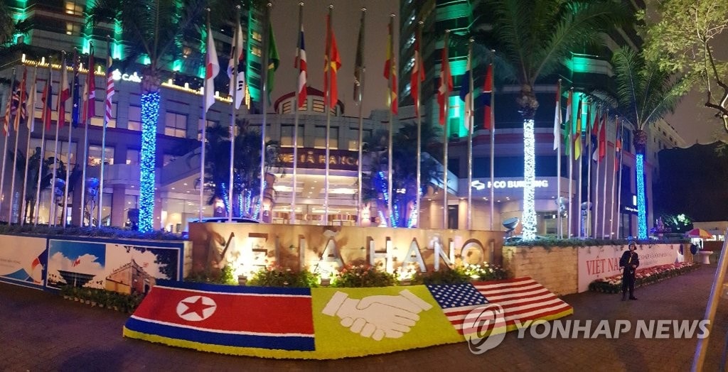 Bên ngoài khách sạn Melia, nơi Chủ tịch Kim Jong-un đang ở. Ảnh: Yonhap