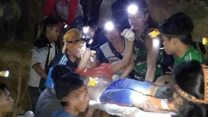 Nhân viên cứu hộ và người dân nỗ lực giải cứu các thợ mỏ bị mắc kẹt. Ảnh:BNPB