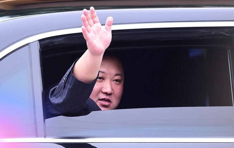 Lãnh đạo Triều Tiên Kim Jong-un vẫy chào từ chuyên xa. Ảnh: Giang Huy.