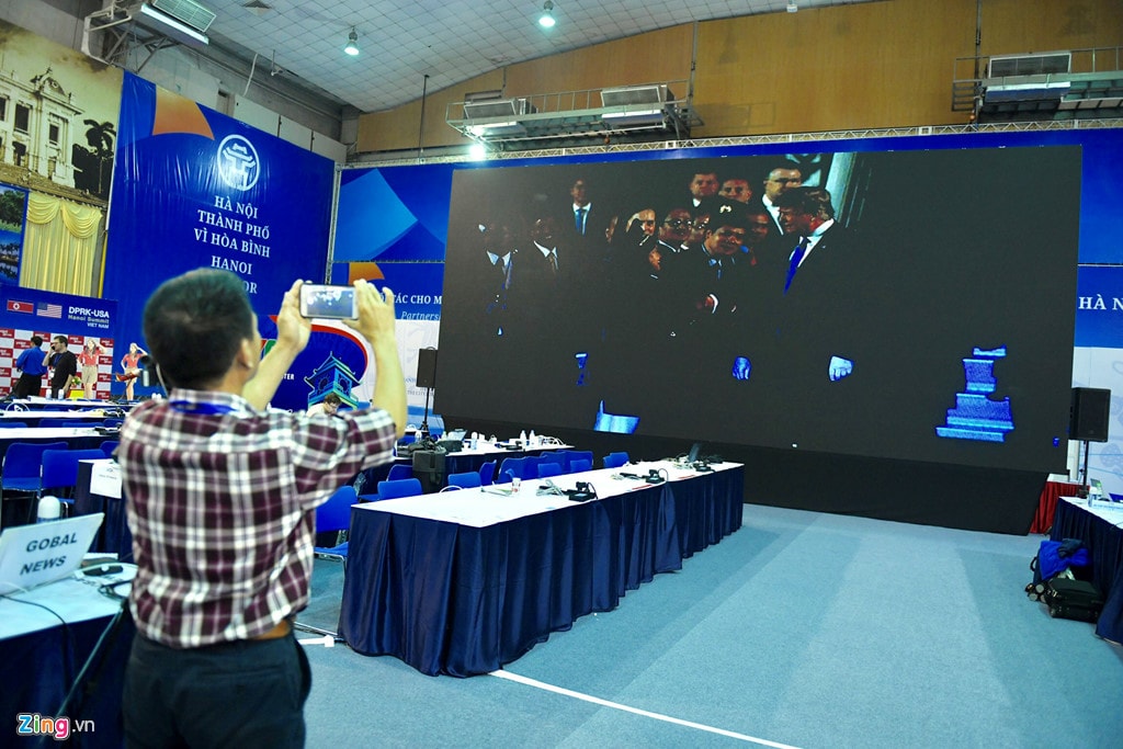 Phóng viên khác đã không bắt kịp hình ảnh trực tiếp trên TV nhỏ, đã sử dụng hình ảnh phát lại trên màn chiếu lớn của trung tâm báo chí. Ảnh: Quỳnh Trang.