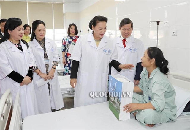 Chủ tịch Quốc hội Nguyễn Thị Kim Ngân thăm hỏi, tặng quà một số bệnh nhân đang điều trị tại Bệnh viện Y học cổ truyền Trung ương. Ảnh: Cổng TTĐT Quốc hội