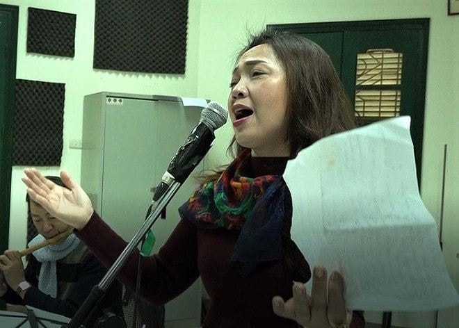NSND Thái Bảo tập luyện tiết mục. Ảnh: TL