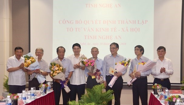 Lãnh đạo tỉnh Nghệ An tặng hoa các thành viên Tổ tư vấn khi công bố thành lập (ảnh báo Nghệ An)