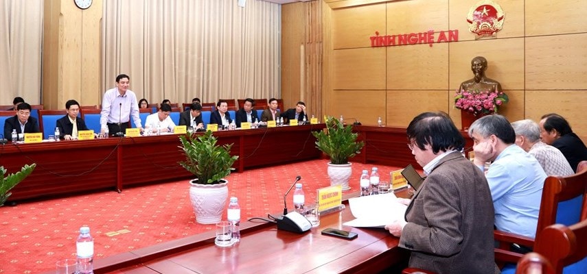 Toàn cảnh buổi làm việc của các lãnh đạo chủ chốt tỉnh Nghệ An với Tổ tư vấn phát triển kinh tế - xã hội. Ảnh báo Nghệ An.