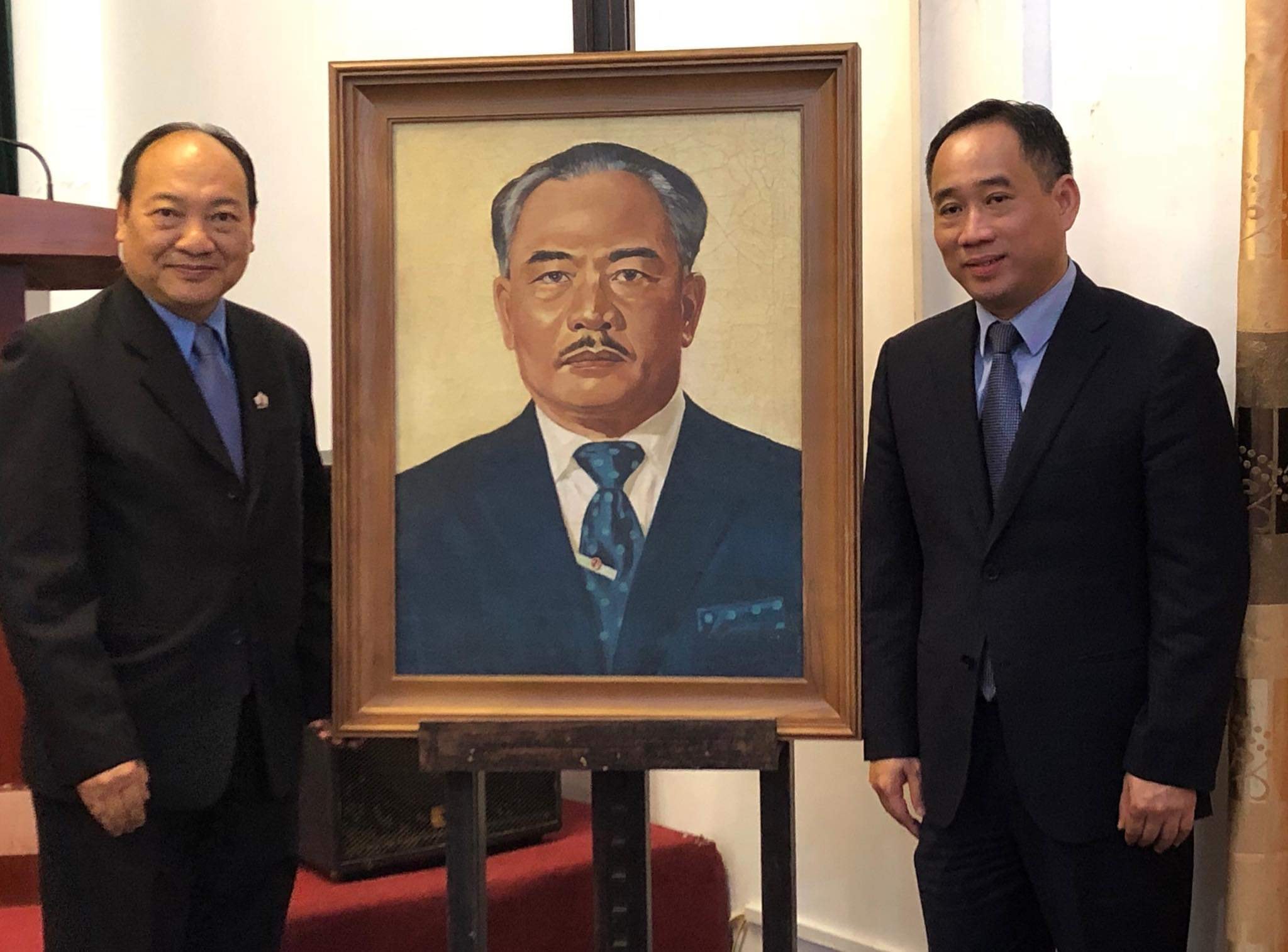 Tiến sĩ Sing Thong - Quyền Trưởng Ban phụ trách Bảo tàng Kay-sỏn Phôm-vi-hản và TS. Nguyễn Anh Minh - Giám đốc Bảo tàng Mỹ thuật Việt Nam bên