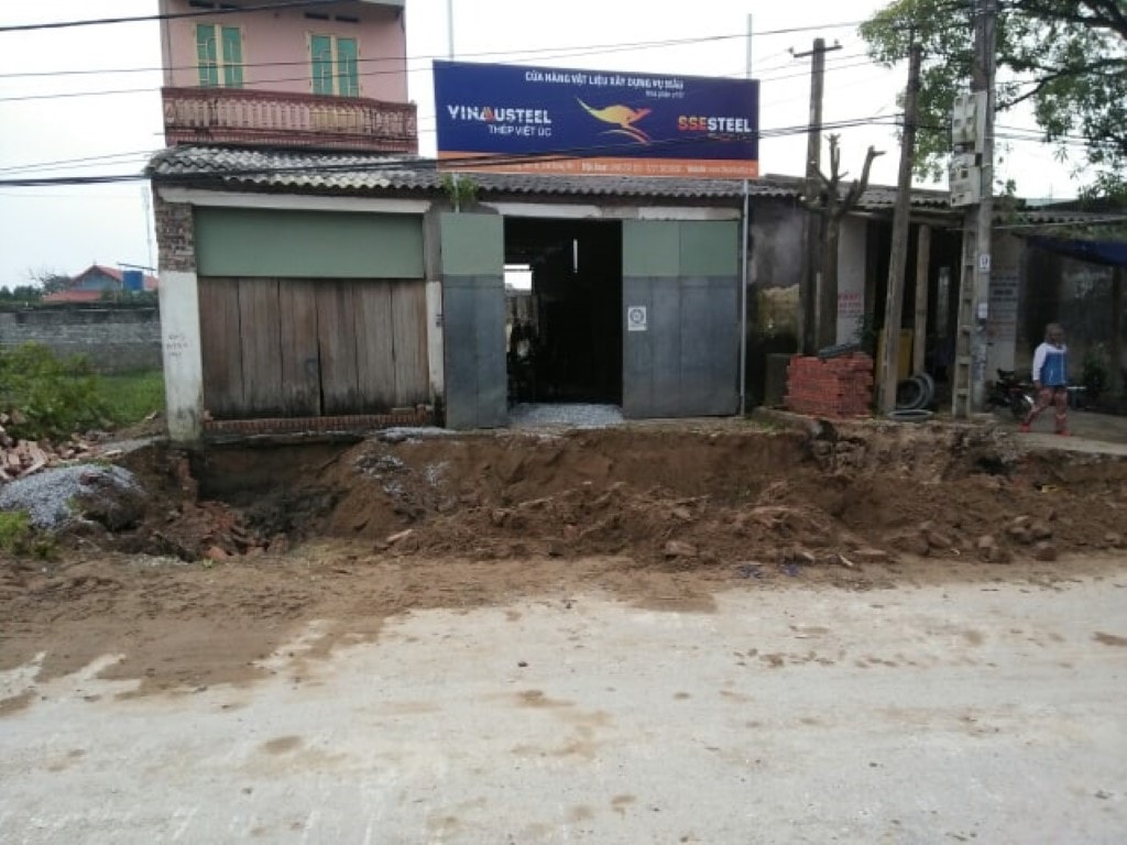 UBND huyện huy động máy móc đào múc nhiều đoạn sâu hơn 1m