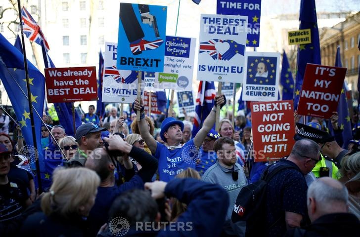 Một cuộc biểu tình phản đối Brexit tại Anh hôm 27/2. Ảnh: Reuters
